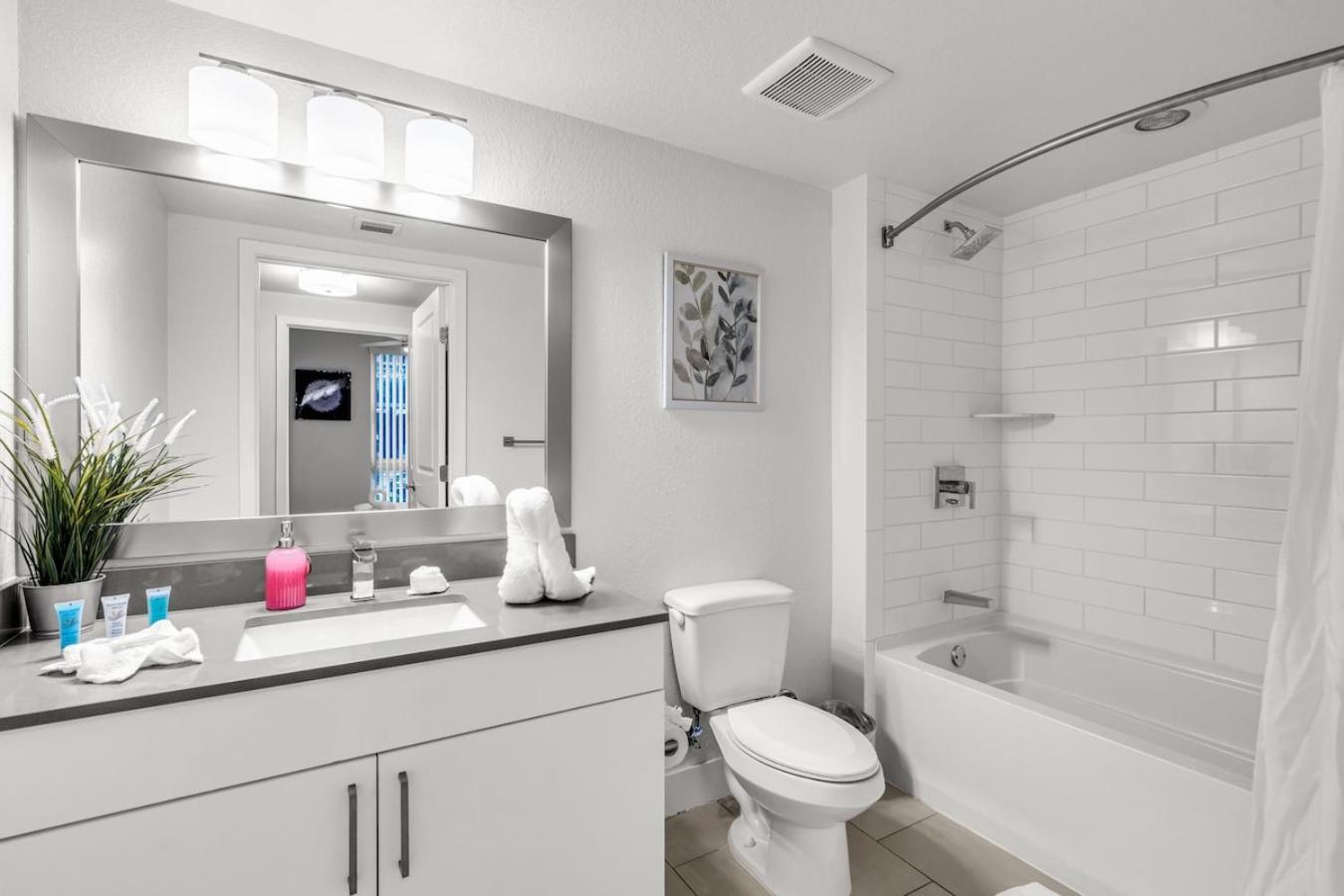 Apartment Comfort And Convenience 2br Unit With Free Parking *