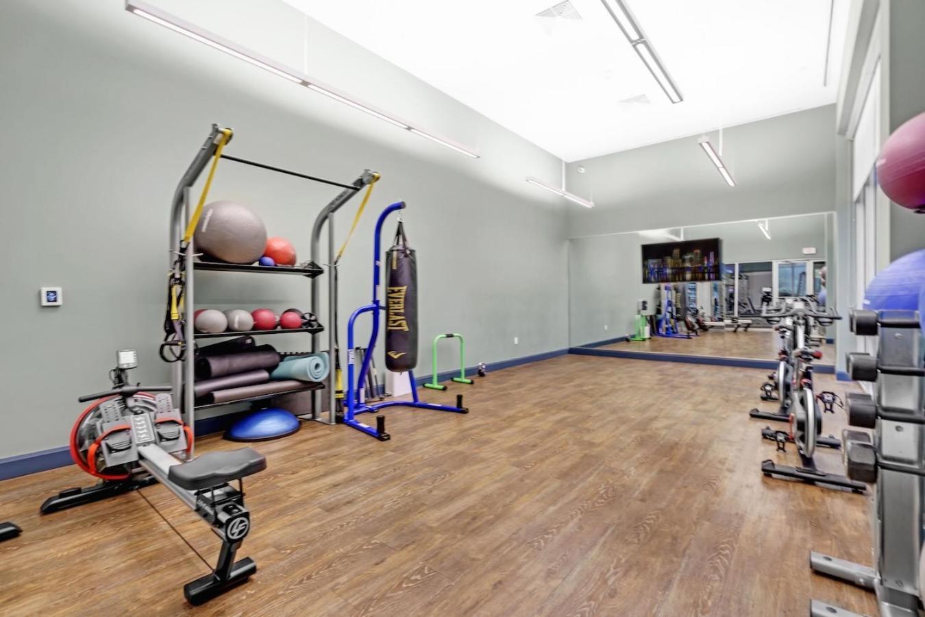 Apartment Comfort And Convenience 2br Unit With Free Parking *