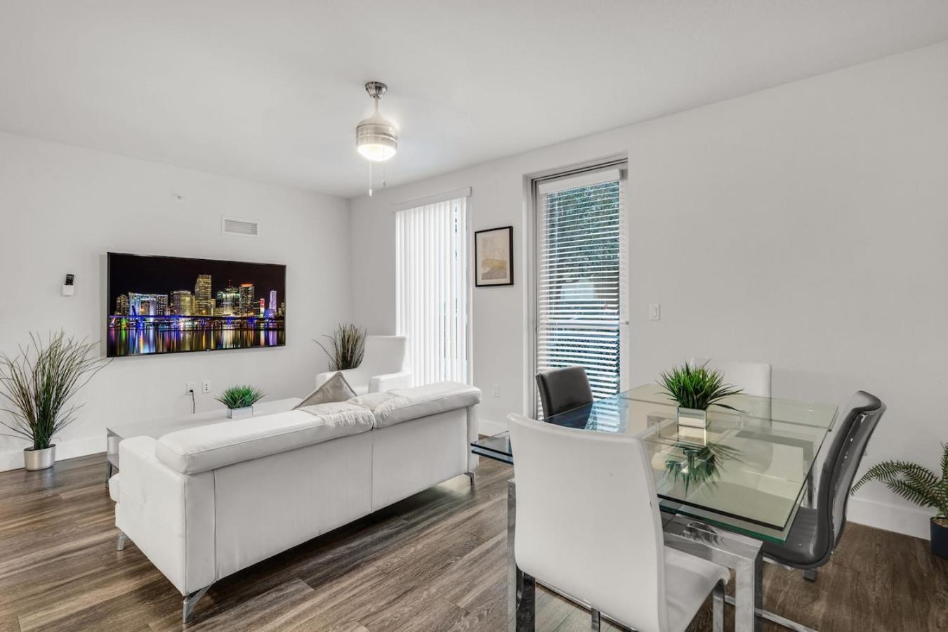 Comfort And Convenience 2br Unit With Free Parking *
