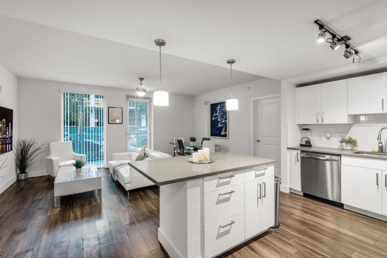 Apartment Comfort And Convenience 2br Unit With Free Parking
